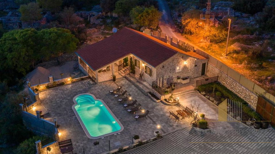 Luksuzna kamnita vila s panoramskim pogledom na morje v Rogoznici&excl;