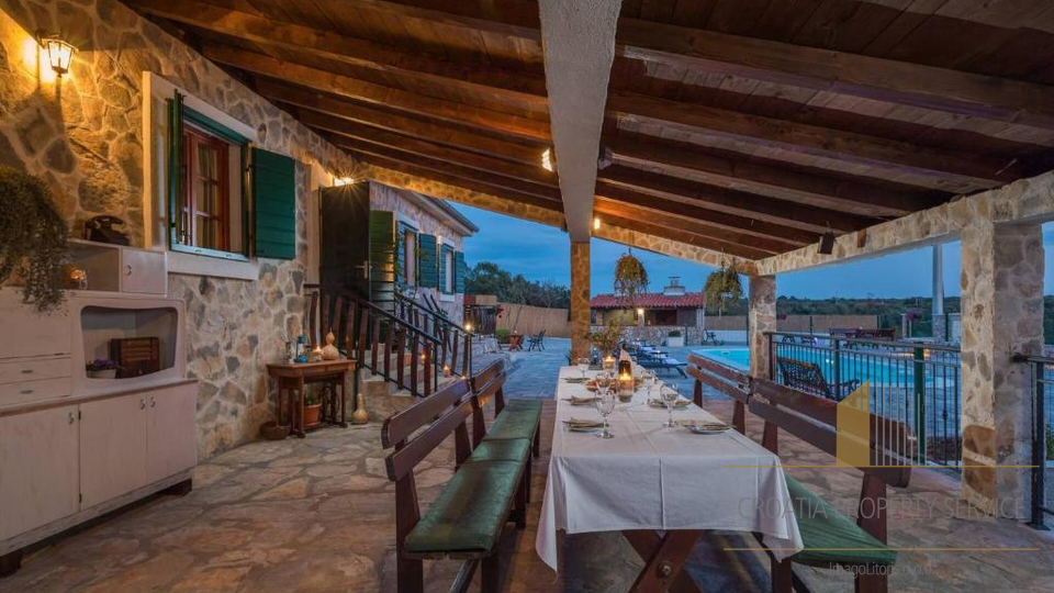 Luksuzna kamnita vila s panoramskim pogledom na morje v Rogoznici&excl;