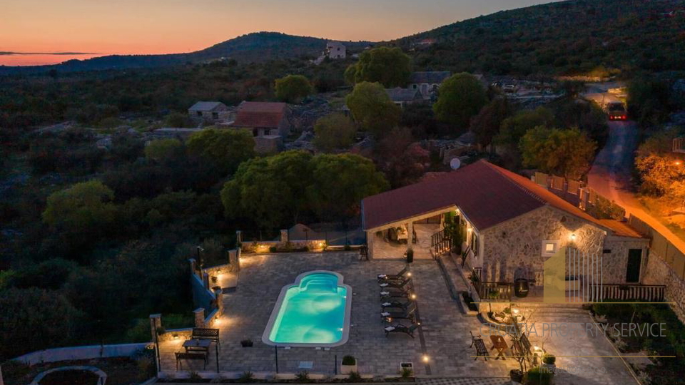 Luksuzna kamnita vila s panoramskim pogledom na morje v Rogoznici&excl;