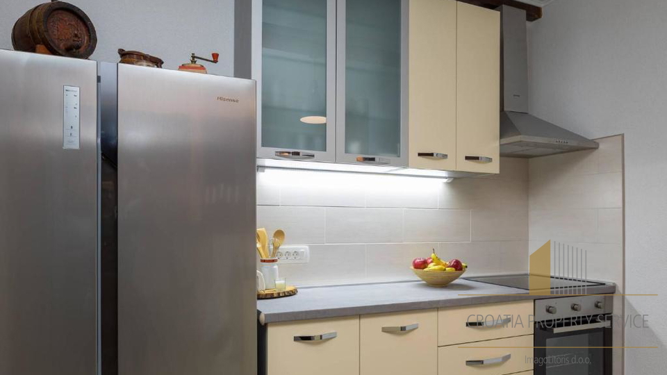 Luksuzna kamnita vila s panoramskim pogledom na morje v Rogoznici&excl;