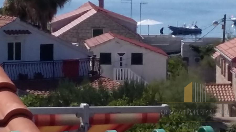 OTOK VIS! KUĆA SA ČETIRI APARTMANA I OTVORENIM POGLEDOM NA MORE!