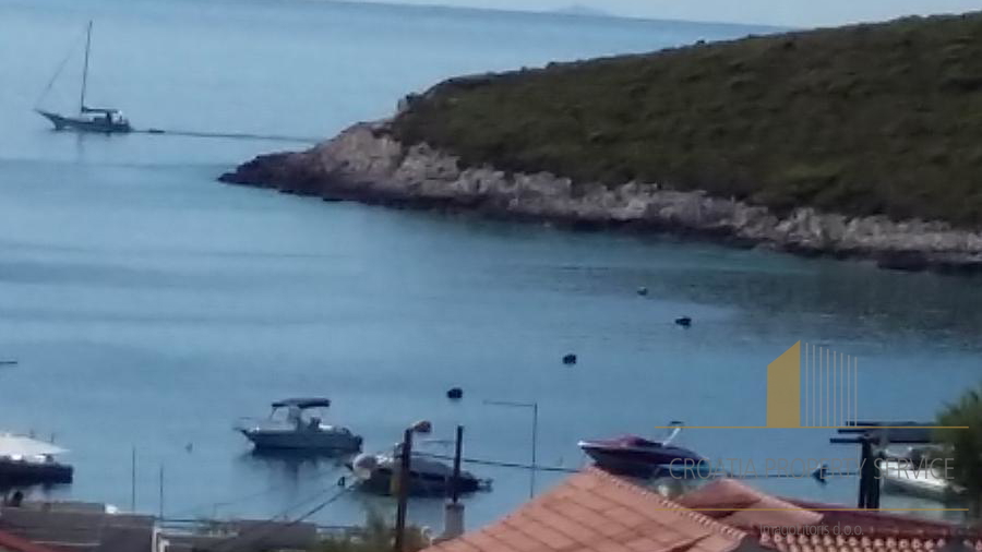 OTOK VIS! KUĆA SA ČETIRI APARTMANA I OTVORENIM POGLEDOM NA MORE!