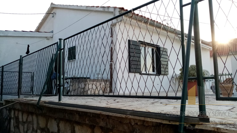 OTOK VIS! KUĆA SA ČETIRI APARTMANA I OTVORENIM POGLEDOM NA MORE!