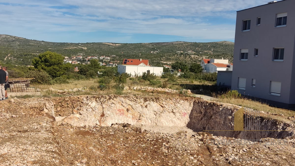 Moderan jednosoban stan 300 m od mora u mirnom dijelu Rogoznice!