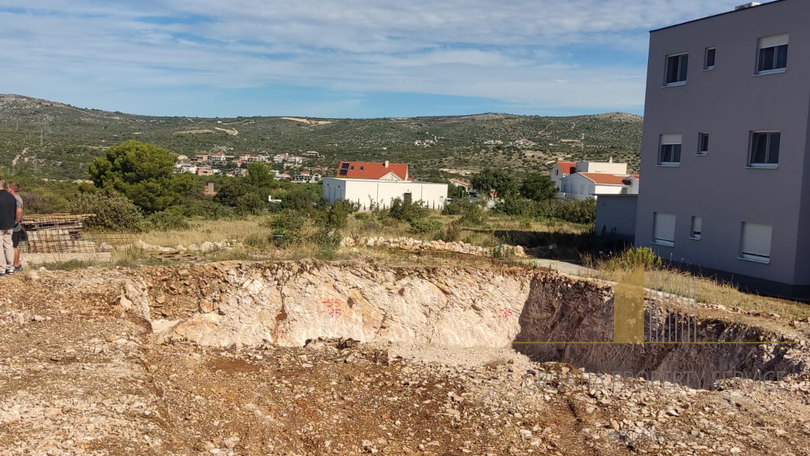 Dvosoban stan u modernoj novogradnji  300 m od mora u mirnom dijelu Rogoznice!