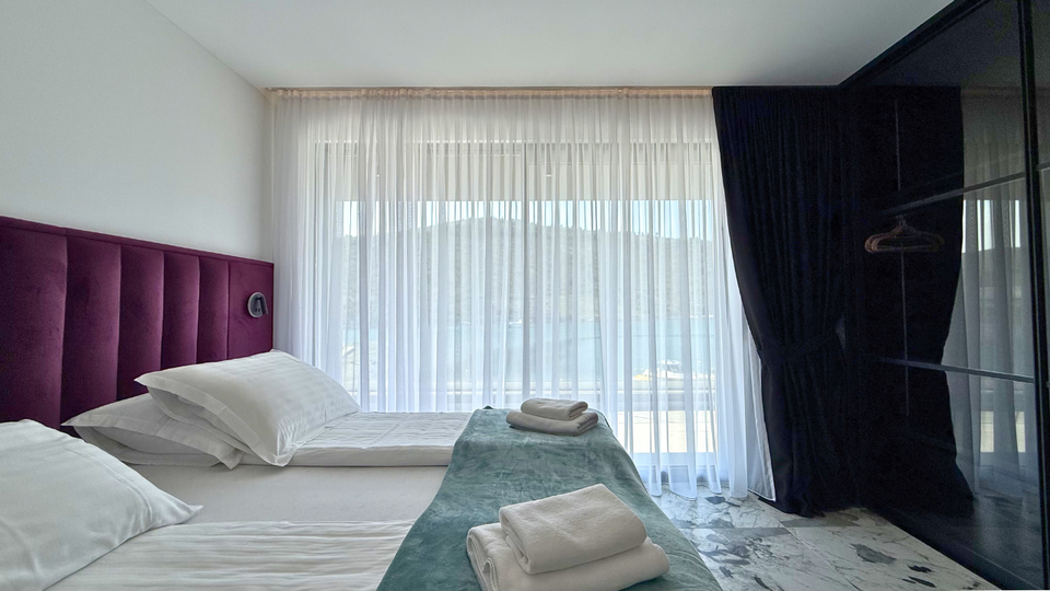 Moderna luksuzna vila v prvem vrsti ob morju &ndash; Rogoznica&excl;