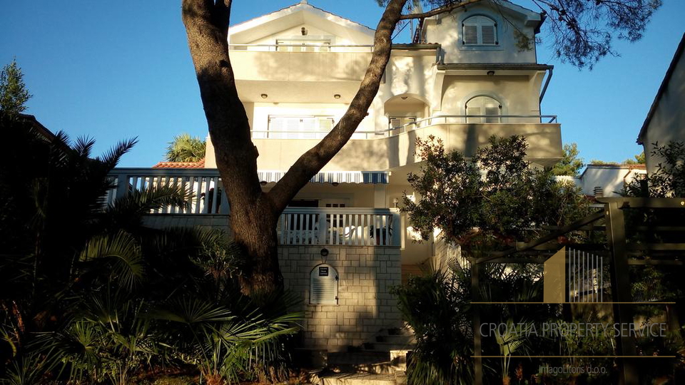 VILLA MIT SCHÖNEM GARTEN UND MEERBLICK!