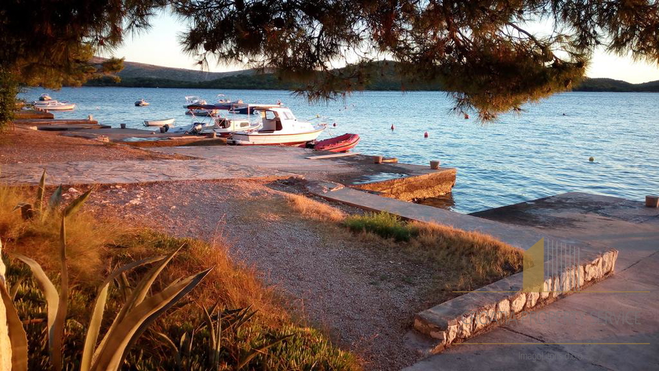 VILA SA PREDIVNOM OKUĆNICOM I POGLEDOM NA MORE!