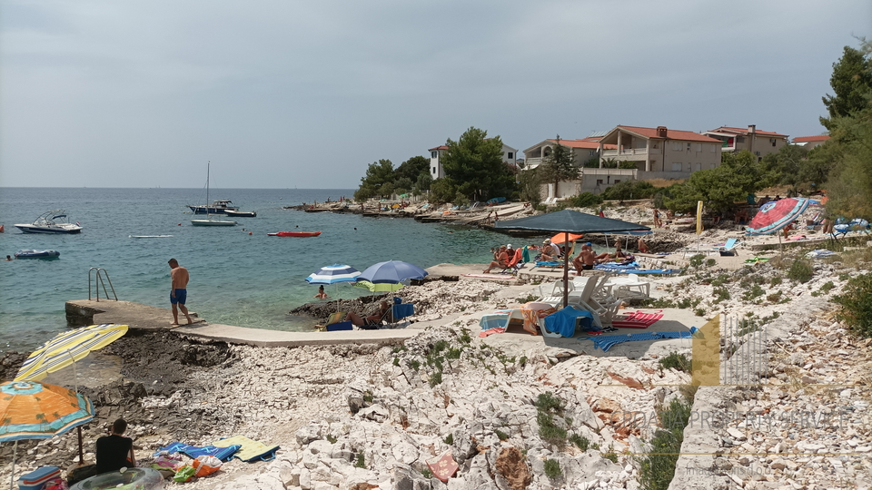 VILLA  SMJEŠTENA U SRCU DALMACIJE! ROGOZNICA!