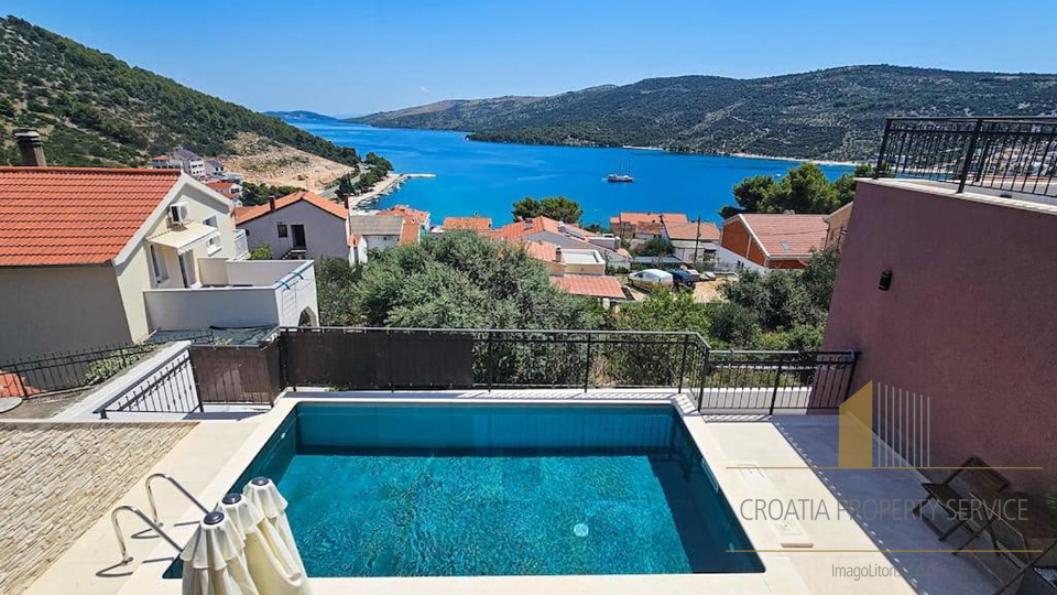 Luxury villa with a beautiful sea view in the vicinity of Trogir!