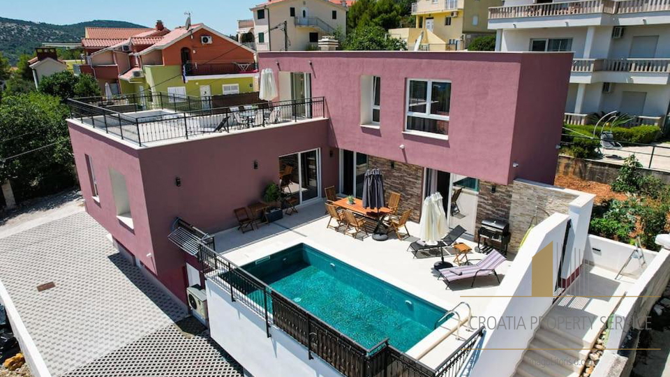 Luxury villa with a beautiful sea view in the vicinity of Trogir!