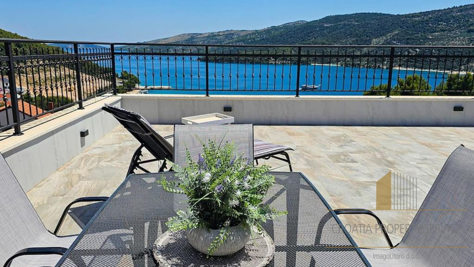 Luxury villa with a beautiful sea view in the vicinity of Trogir!