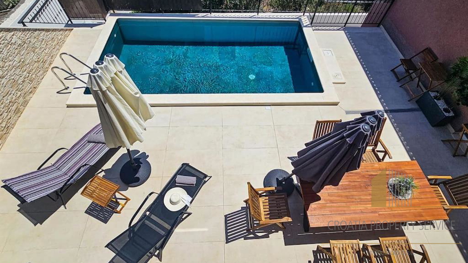 Luxury villa with a beautiful sea view in the vicinity of Trogir!