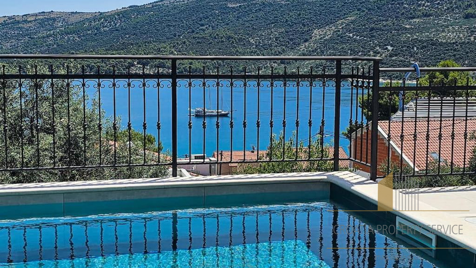 Luxury villa with a beautiful sea view in the vicinity of Trogir!