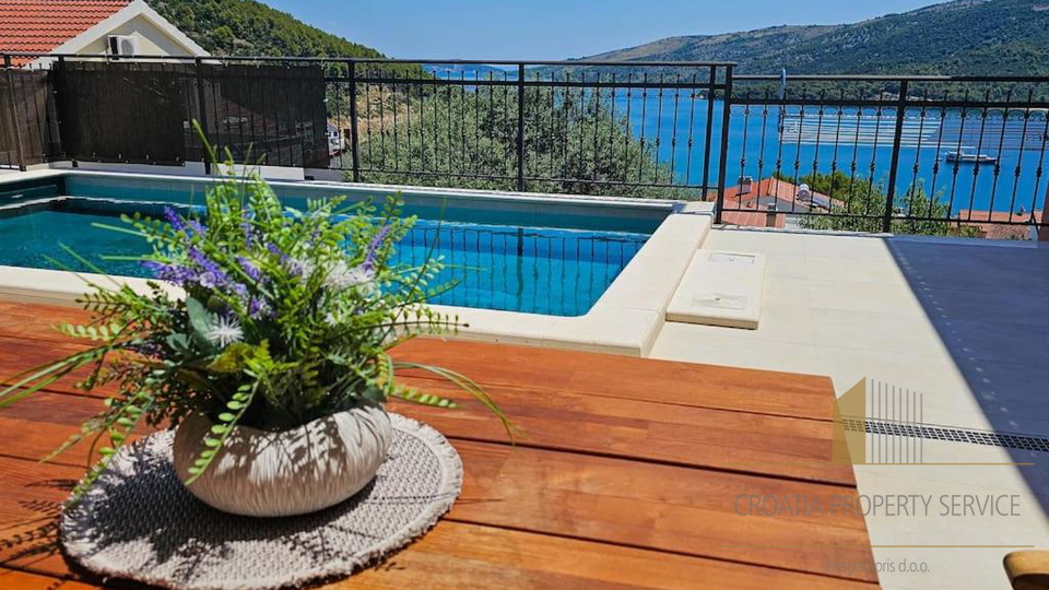 Luxury villa with a beautiful sea view in the vicinity of Trogir!