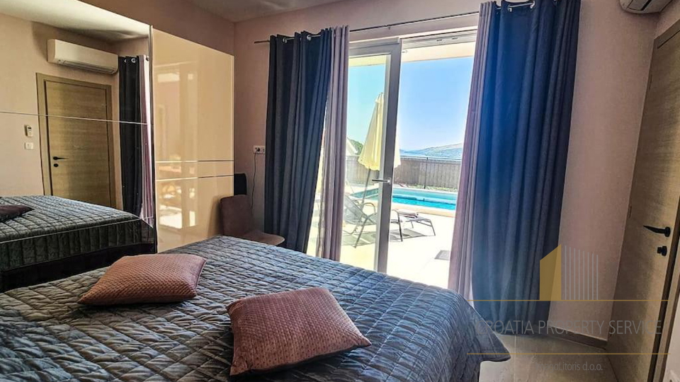 Luxury villa with a beautiful sea view in the vicinity of Trogir!