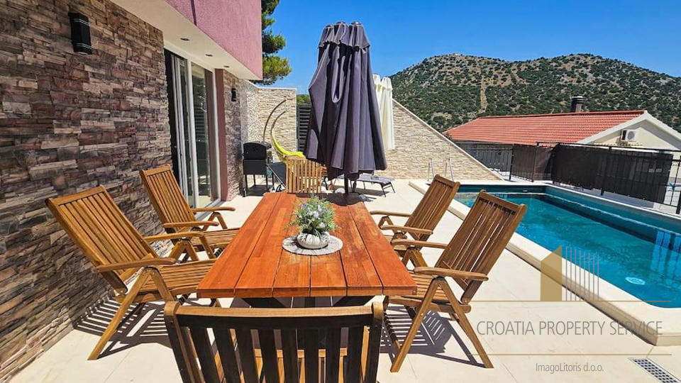 Luxury villa with a beautiful sea view in the vicinity of Trogir!