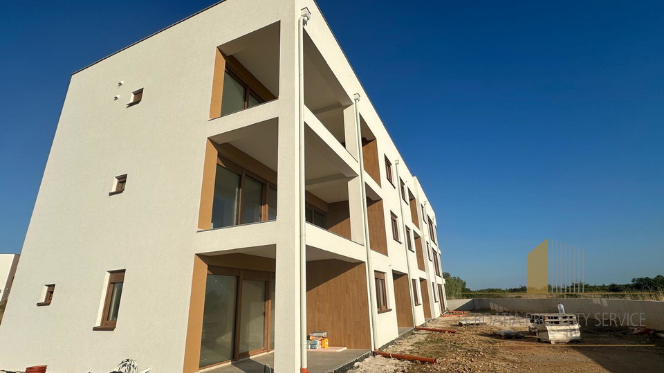 Luxuriöse Wohnung mit Garten und Meerblick in moderner Neubauanlage - Nin!
