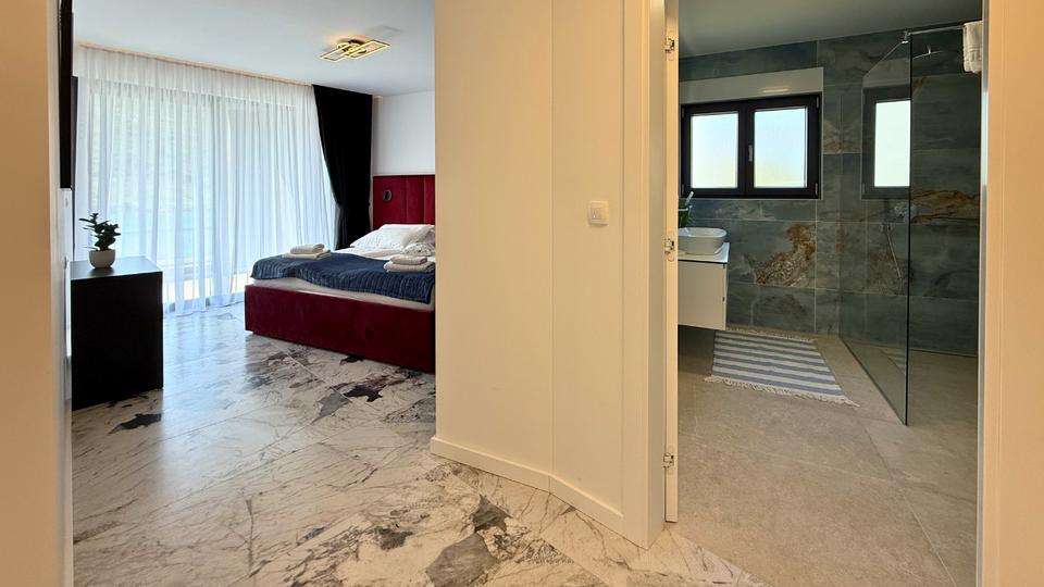 Moderna luksuzna vila v prvem vrsti ob morju &ndash; Rogoznica&excl;