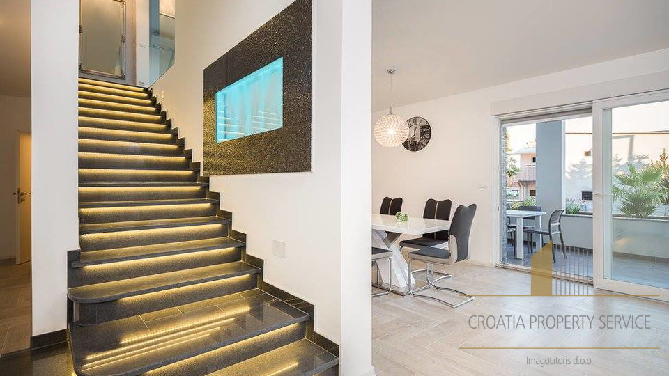 Роскошная вилла с фантастическим бассейном и открытым видом на море