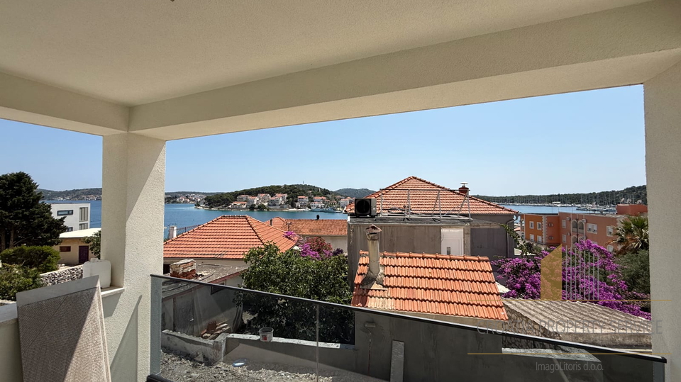 Luksuzno stanovanje z razgledom na morje v novogradnji v središču Rogoznice!