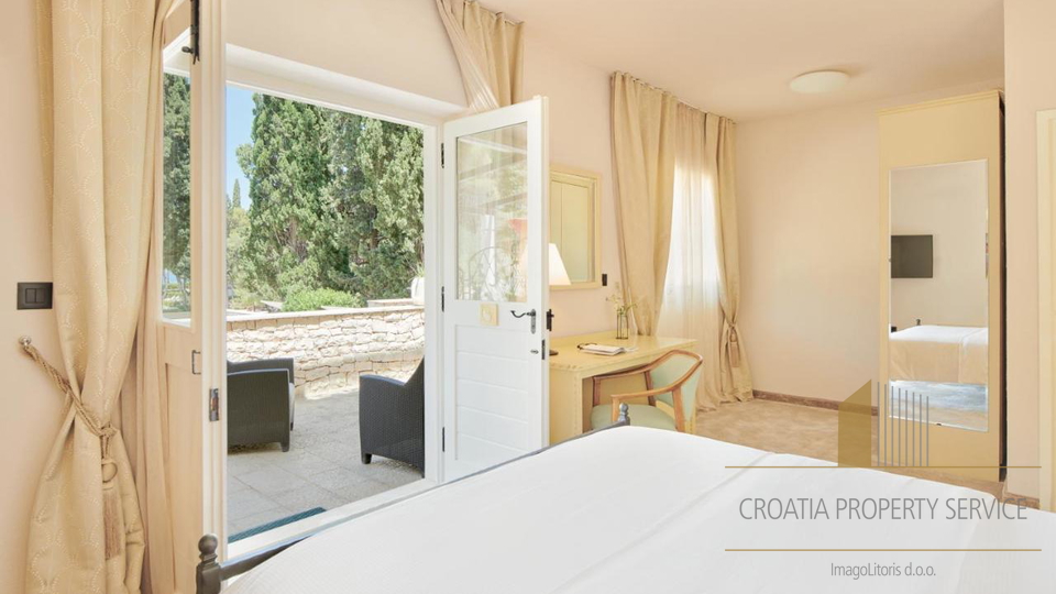 Luxusvilla am Meer in Supetar – Oase der Privatsphäre und des Prestiges auf der Insel Brač!