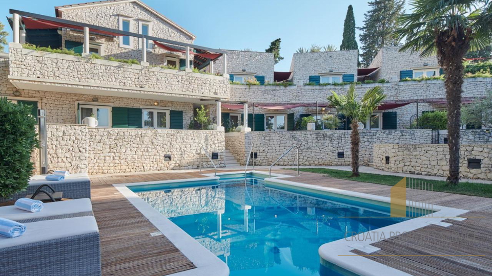 Luxusvilla am Meer in Supetar – Oase der Privatsphäre und des Prestiges auf der Insel Brač!