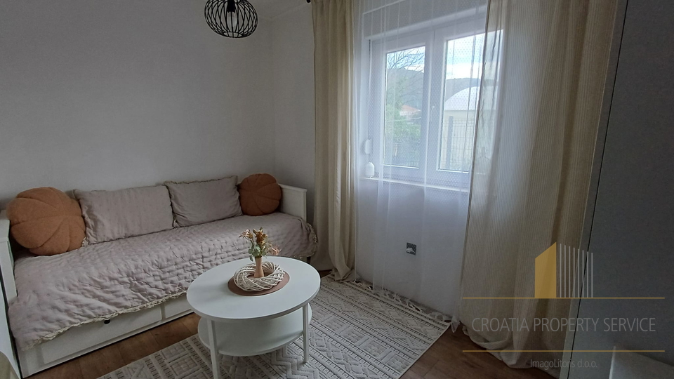 Luxuriöse moderne Villa in ruhiger Lage, nahe dem Meer und dem Flughafen – Kaštel Novi!