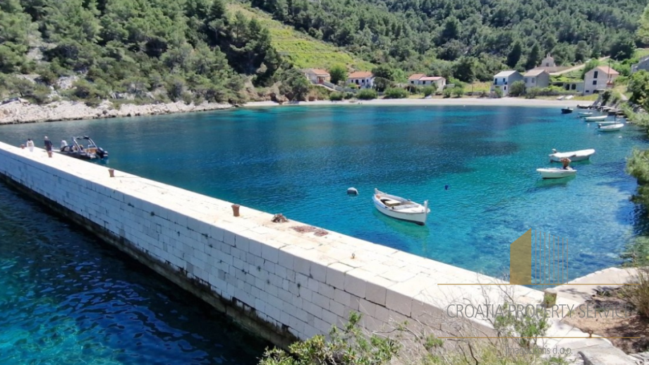 Unique building plot + agricultural land 20 m from the beach on the island of Hvar!