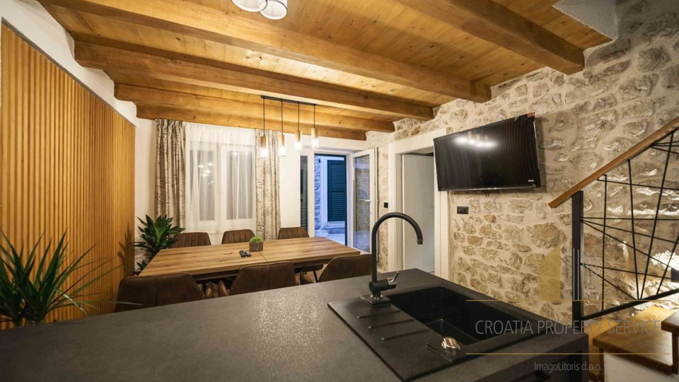 Wunderschönes Steinhaus mit Jacuzzi und Meerblick im Zentrum des Ortes – Tribunj!