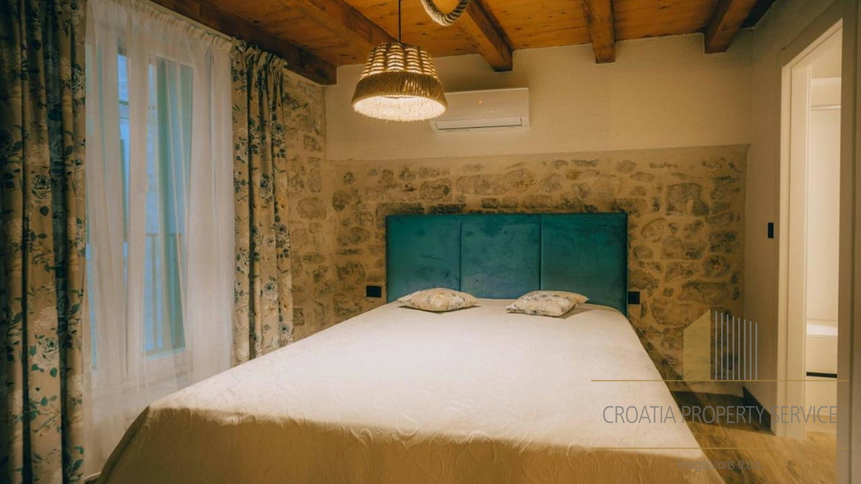 Wunderschönes Steinhaus mit Jacuzzi und Meerblick im Zentrum des Ortes – Tribunj!