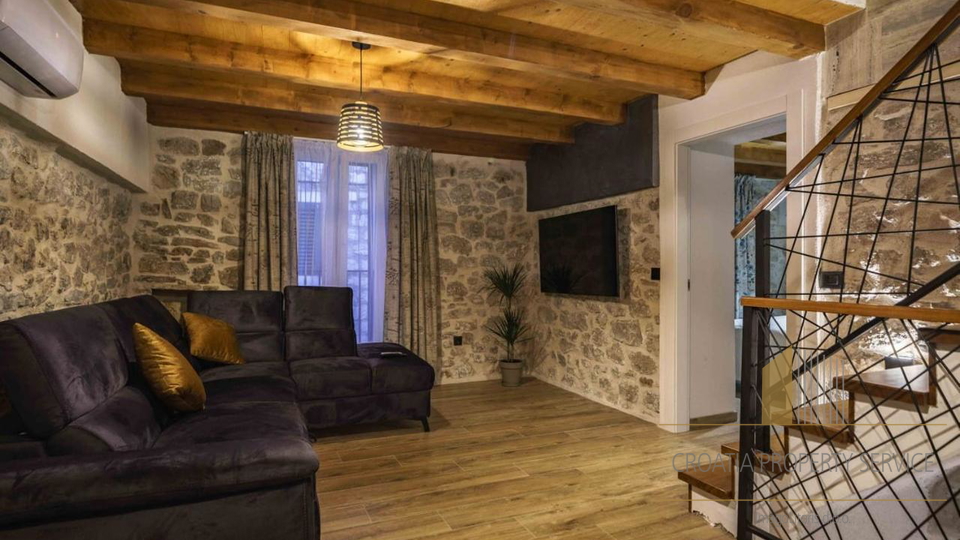 Wunderschönes Steinhaus mit Jacuzzi und Meerblick im Zentrum des Ortes – Tribunj!