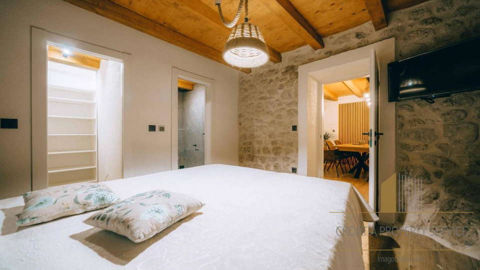 Wunderschönes Steinhaus mit Jacuzzi und Meerblick im Zentrum des Ortes – Tribunj!