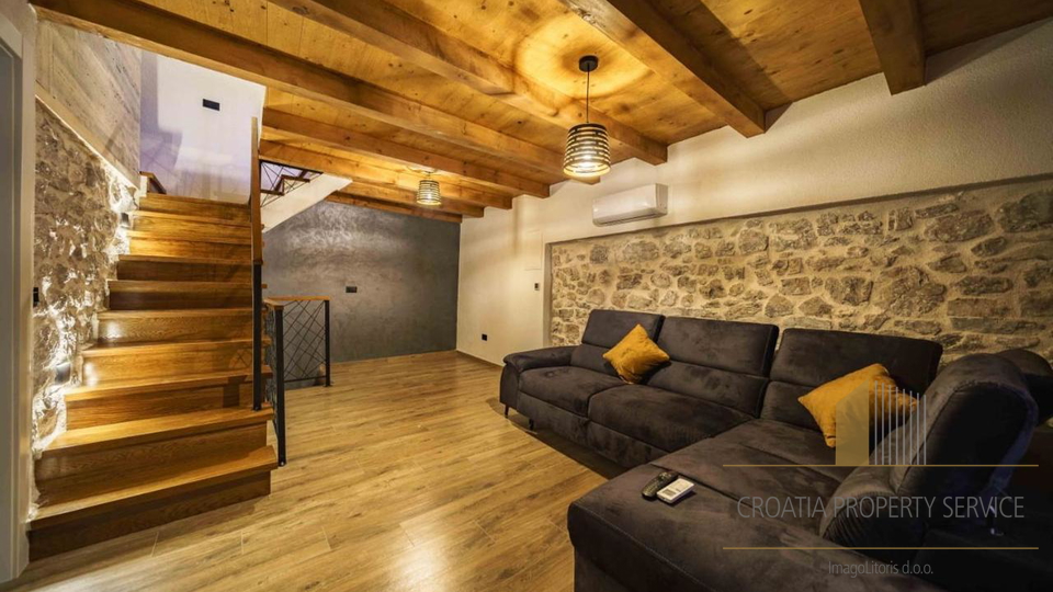 Wunderschönes Steinhaus mit Jacuzzi und Meerblick im Zentrum des Ortes – Tribunj!