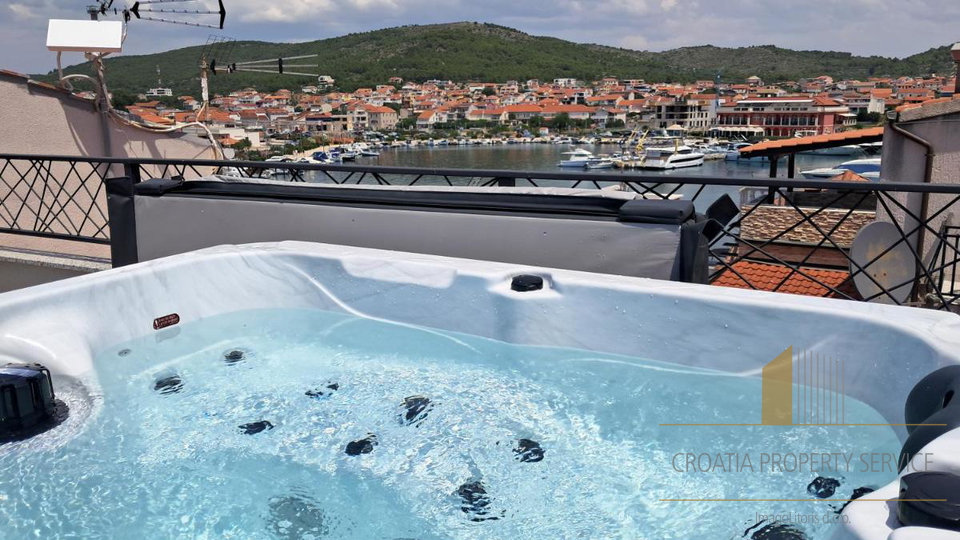 Wunderschönes Steinhaus mit Jacuzzi und Meerblick im Zentrum des Ortes – Tribunj!
