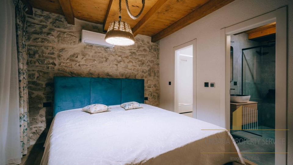 Wunderschönes Steinhaus mit Jacuzzi und Meerblick im Zentrum des Ortes – Tribunj!