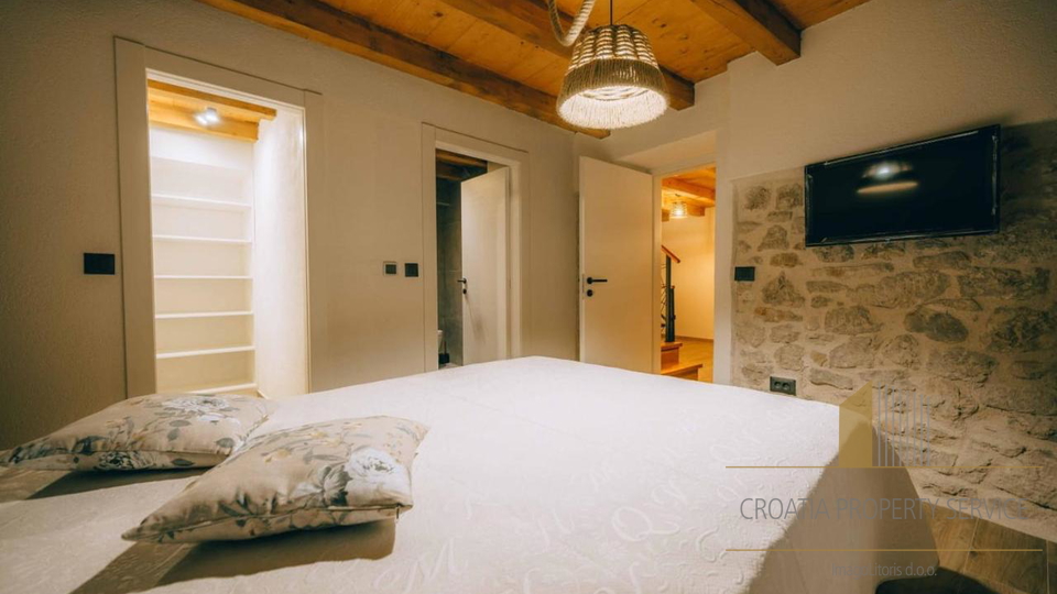 Wunderschönes Steinhaus mit Jacuzzi und Meerblick im Zentrum des Ortes – Tribunj!
