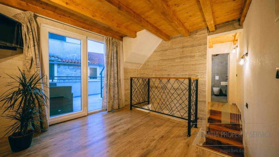 Wunderschönes Steinhaus mit Jacuzzi und Meerblick im Zentrum des Ortes – Tribunj!