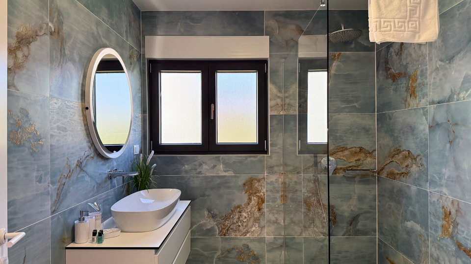 Moderna luksuzna vila v prvem vrsti ob morju &ndash; Rogoznica&excl;