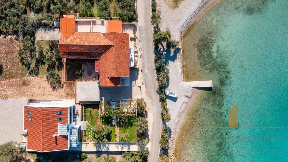 Exclusive real estate on Pelješac: House with restaurant and boat dock!