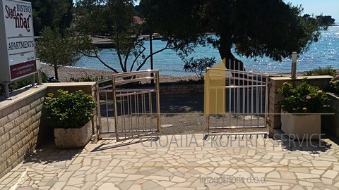 Exclusive real estate on Pelješac: House with restaurant and boat dock!