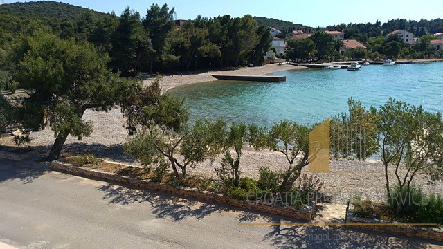 Exclusive real estate on Pelješac: House with restaurant and boat dock!