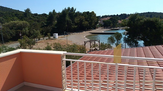 Exclusive real estate on Pelješac: House with restaurant and boat dock!