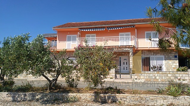 Exclusive real estate on Pelješac: House with restaurant and boat dock!