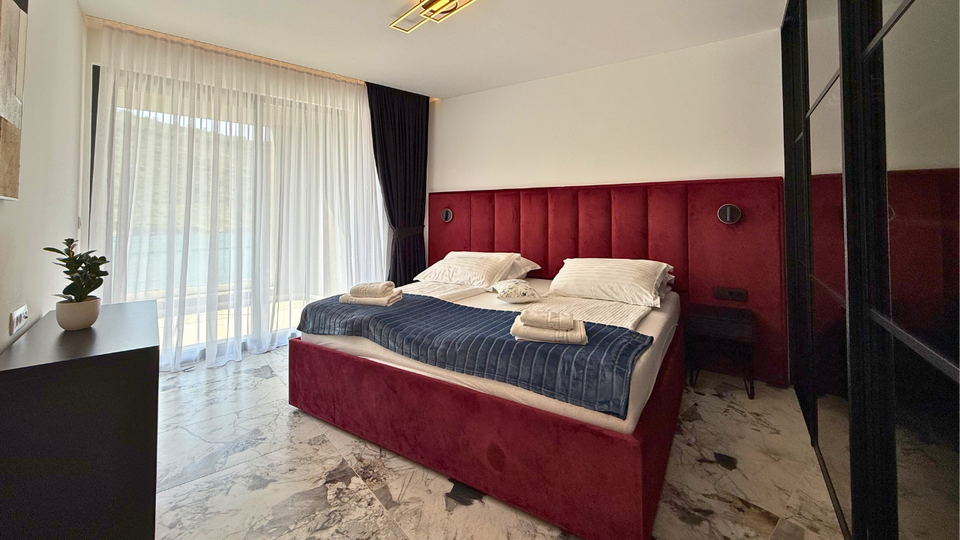 Moderna luksuzna vila v prvem vrsti ob morju &ndash; Rogoznica&excl;