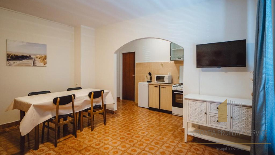 Exclusive villa in the second row from the beach with 11 apartments and a restaurant - Seget Vranjica!