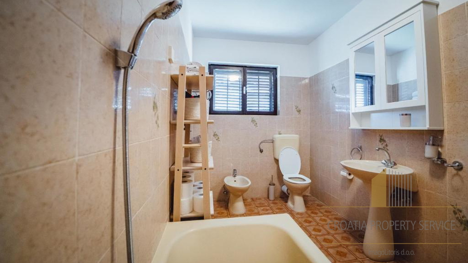 Exclusive villa in the second row from the beach with 11 apartments and a restaurant - Seget Vranjica!