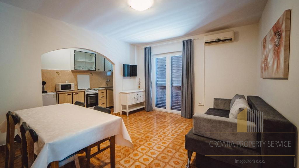 Exclusive villa in the second row from the beach with 11 apartments and a restaurant - Seget Vranjica!