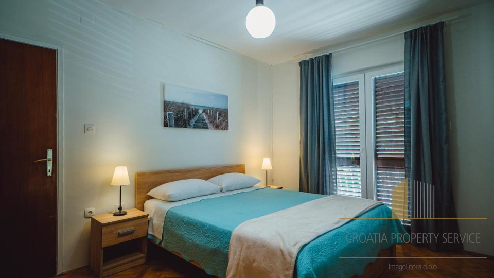 Exclusive villa in the second row from the beach with 11 apartments and a restaurant - Seget Vranjica!