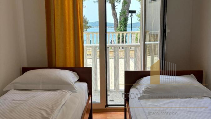 Beautiful apartment house first row to the sea – Sv. Filip i Jakov